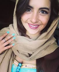 It's been so long since I've dressed up as a Disney princess, thought it  was time to give Jasmine a shot! 💙 What do y'all think? . . . . #jasmine  #jasminecosplay #