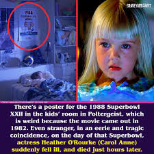 😳😳 9 １9本る to 福 Nio GRAVEYARDSHFT M CREDIT.NOMUALEKTERTAMENT.CO.FAIRUE  There' a poster for the 1988 Superbowl XXII in the kids' room in  Poltergeist, which is weird because the movie came out in