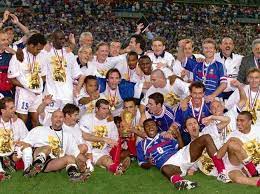 Les plus nostalgiques retrouvent la bande à zizou autour du plus précieux trophée remporté par la france du sport, la coupe du monde.ils sont tous là, de fabien barthez à zinedine zidane, en passant avis utilisateurs sur fond d'écran equipe de france 1998. Pin Pa Foot