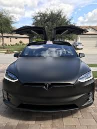Tesla Model X Black Satin Gold Staub Vinyl Wrap Mit Kohlefaser Akzenten Auf Chro Beste Luxus Autos Matte Autos Tesla Tesla Roadster