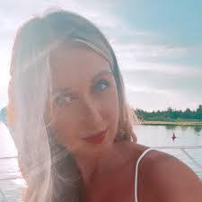 Marisa Burnett's Instagram, Twitter & Facebook