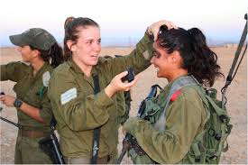 In israels armee haben homosexuelle und lesbische soldatinnen gleiche rechte. Soldatinnen In Der Israelischen Armee Bildband Von Simon Akstinat Der Spiegel