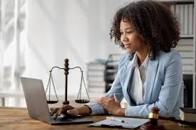 Lawyer specializing in contracts: What they do and benefits
