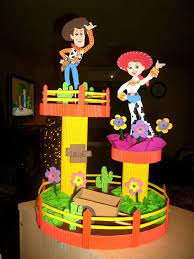 La fiesta de hoy está dedicada a toy story, con unos centros de mesa muy divertidos. Arreglos De Carton Corrugado Toy Story Party Decorations Toy Story Cakes Toy Story Birthday Party