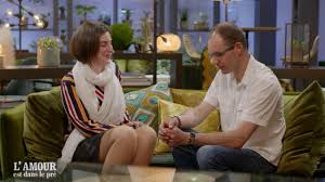 Sandrine c'est pas un mec qu'elle veut mais juste de la main d'oeuvre gratos #adp2019 #adp pic.twitter.com/3hbr09useg. L Amour Est Dans Le Pre Sandrine A Lache Charles Henri Pour Ne Pas Tenir La Chandelle