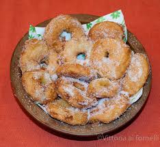 Qui, solitamente, solerti signore della pro loco, della parrocchia o di qualche associazione sono intente a sbucciare, affettare e friggere questa leccornia, che da sempre ingolosisce sia i bambini che i grandi. Frittelle Di Mele Ricetta Piemontese Ricette Di Cucina