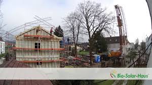 Im laufe der zeit entstand dabei der musterhauspark st. Holzhaus Montage Der Aufbau Von Einem Bio Solar Haus In Holzrahmenbauweise Im Zeitraffer Youtube