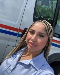 🫶🏽 #mailbae #usps #mail #maillady #mailladylife #uspostoffice  #lettercarrier #puertoricanpecan #blondeknotlessbraids #blonde  #knotlessbraids #workingwomen #womeninuniform #bluecollarbabe
