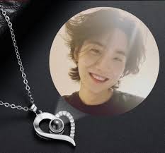 Collar con proyección de corazón de Fluffy Min Yoongi