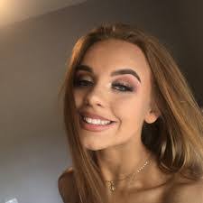 Alana Grant's Instagram, Twitter & Facebook