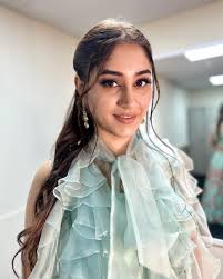 Laga ke dhadkan mein aag meri Barang e raqs e sharar gaya wo … . . . .  #behindthescenes #videoshoot @styledbysujata