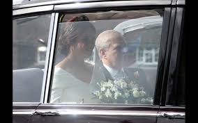 Em 2002, aos 12 anos, a princesa eugenie teve de fazer uma cirurgia na coluna para tratar um problema de escoliose. Casamento Real Da Princesa Eugenie Com Jack Brooksbank Noiva Escolhe Vestido Para Mostrar Cicatriz Vip Pt