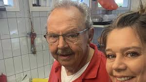 André van Seccelen (73) overleden; ruim 50 jaar bakte hij frietjes in de  Peelstop en 't Stationneke