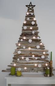 Kerajinan dari bambu membuat lampu belajar dan lampu gantung. 18 Kreasi Pohon Natal Selain Cemara Yang Bisa Kamu Tempel Di Dinding Kamarmu Semuanya Unik Dan Lucu