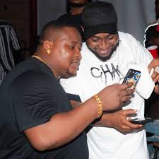 Both ghanaians and nigerians on social media have hailed the nigerian musician, wizkid for maintaining calm amidst the fight between davido and burna boy. Cubana Chief Priest Puts Burna Boy In Check After His Davido Shade You See This Crown Na God Give Am To Him Amebo Book Cubana Chief Priest Puts Burna Boy