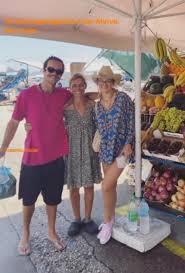 Ο άγγελος λάτσιος και η γαία μερκούρη πετάνε στον έβδομο ουρανό. Aggelos Latsios Diakopes Sthn Aigina Me Th Korh Ths Dwro8eas Merkoyrh Gaia
