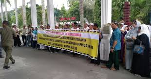 Diserang begu ganjang disore hari. Massa Gamis P Siantar Desak Pembangunan Tugu Raja Sangnaualuh Dipindah Ke Lokasi Strategis Metro Online