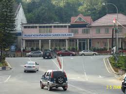 Kejadian tanah runtuh dilaporkan berlaku di batu 24 jalan pahang, diikuti pokok tumbang di batu 12 dan batu 18. Tanah Rata Zulmh Flickr