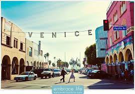 venice engagement shoot at the venice sign by embrace life ベニスビーチ ロサンゼルス 観光 サンタモニカ