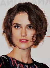 Bei der eckigen gesichtsform empfiehlt sich eine frisur, bei der die seiten eher länger sind und das deckhaar leicht über die stirn fällt. Frisuren Frauen Eckiges Gesicht Frisuren Eckiges Gesicht Eckiges Gesicht Kurzhaarfrisuren