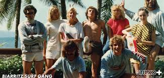 Baptisée biarritz surf gang et découpée en dix épisodes, cette série retrace avec humour les destins croisés de michel, la mouche, éric, kikette, sammy et nabo. Biarritz Surf Gang Une Web Serie A Decouvrir Sur Studio