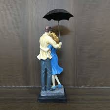 Whether you're looking for something practical, artsy or classic, these gift ideas won't disappoint. Buy Romantic Couple With Umbrella Valentine Gift Home Decor Showpiece Best Gift For Lovely Couple Big Gifts Byte Online Looksgud In