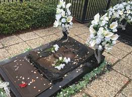 Saldívar, que además era amiga de selena, acabó con la vida de la artista de un disparo durante antes del asesinato, había sido acusada por los quintanilla de apropiarse indebidamente de parte. Konnen Sie Selena Quintanillas Grab Besuchen Thedailymagazines