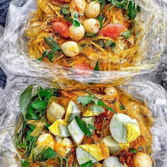15 địa chỉ bánh tráng trộn Sài Gòn ngon được giới trẻ săn lùng nhiều nhất –  VinWonders
