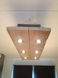 steigerhouten lamp voor boven een eettafel bijv holzlichter lampen und leuchten beleuchtungsideen