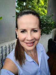 Mujer, no olvides realzar tu brillo femenino." Blg . . (Y como diría mi  amiguita @cynthia_mmartinez 👉 si a alguien le molesta que se ponga las  gafas.) 🤷‍♀️ . . . #BrendaLizGinés #