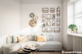 Ruang tamu tanpa kursi hadirkan nuansa akrab bersama anda. 9 Inspirasi Desain Ruang Tamu Sempit Memanjang Dan 5 Cara Menatanya Rumah123 Com