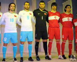 A milli futbol takımımızın uefa uluslar ligi ve 2020 avrupa şampiyonası elemelerinde iç saha ve deplasmanda giyeceği formalar yenilendi. A Milli Takim In Yeni Formalari Tanitildi Milli Takimlar Haber Detay Sayfasi Tff