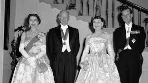 Kennedy with first lady jacqueline kennedy and prince phillip before a buckingham palace dinner on june 5, 1961. Welche Pannen Die Queen Bei Besuchen Schon Meistern Musste