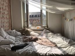 Bed Bett Himmelbett Cozy Boho Fenster Window Tuch Wandtuch Schlafzimmer Deko Zimmer Sitzecke