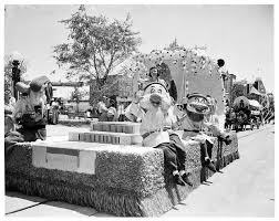 1955 Disneyland Opening Parade 6 Snow White And The Seven Dwarfs Float Disneyland Opening Day Vintage Disneyland Disneyland Opening