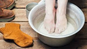 Merendam kaki dengan air garam akan membantu melunakan kuku kaki yang keras dan tebal, sehingga kalian dapat 3. 7 Manfaat Merendam Kaki Dengan Air Garam Apa Saja