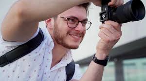 Henrik er Tinder-fotograf. Det er én type bilder han fraråder på det  sterkeste