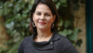 Annalena baerbock ist eine deutsche politikerin und bundesvorsitzende der zusammen haben sie zwei töchter, die 2011 und 2015 geboren wurden. Annalena Baerbock Zweifache Mama Und Kanzlerkandidatin So Tickt Sie Privat Bunte De