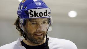 Jaromír jágr contract, salary, cap hit, salary cap, career earnings, lifetime earnings, aav, advanced stats, transaction history, trade history, and rfa or ufa free agent status Jaromir Jagr Der Rebell Geht Vom Eis Mehr Sport Faz