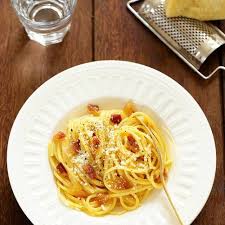 Pates A La Carbonara La Vraie Recette Italienne Et Trois Secrets Pour La Reussir Un Dejeuner De Soleil Recette En 2020 Recettes De Cuisine Recette Italienne Recette