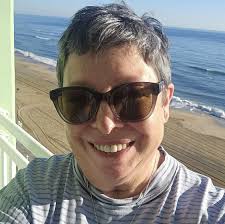 Simplifying wardrobe choices with minimal color options