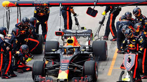 En bas, c'est l'arrêt en 2019 d'un pilote de l'équique red bull racing. F1 Red Bull Et Renault C Est Fini Place A Honda En 2019 L Express