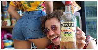 Luisito comunica vuelve a estar en medio de la polémica tras recrear foto machista con famoso mezcal luisito comunica, está siendo atacado de nueva cuenta pues con esta imagen sólo da a. Critican A Luisito Comunica Por Foto Con Mezcal Que Incita A La Violacion Diario De Morelos