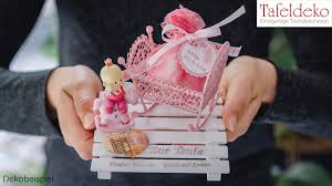 Symbolische geschenke zur übersendung persönlicher glückwünsche sind ebenso denkbar wie natürlich kannst du dich auch für kleine praktische gegenstände entscheiden, die den täufling ein leben lang begleiten werden. Geldgeschenk Taufe Babywiege Set Tafeldeko De
