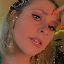 Leigh Wiggins's Instagram, Twitter & Facebook