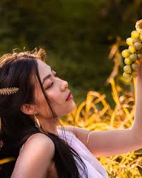 I can't believe I hadn't posted this image yet! It's one of my absolute  favourites. As all of my photoshoots are outdoors, I don't use artificial  light often. I rely solely on