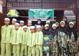 Umat muslim dilarang menyakiti anak yatim berupa fisik maupun nonfisik kemudian menghina anak yatim sama saja dengan menempuh jalan ke neraka. Memuliakan Anak Yatim Yayasan Dakwah Islamiah Malaysia