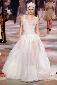 Gli abiti da sera per capodanno 2019 sono la base di un look vincente e super glamour. Abiti Da Sposa Dior 2019 84f0aa