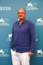 U našem filmu je to samo jednom, jer zakoni filma ne i da suprug jasne đuričić, boris isaković, igra ratka mladića odlučili su se jer ovaj glumac, kako kaže, „ima ogroman glumački domet i energiju. Jasna Ä'uricic Kao Aida Boris Isakovic Kao Ratko Mladic Premijera Filma O Srebrenici U Veneciji Telegraf Rs