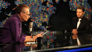 ووصف لاري كينغ بسيد الميكروفون، وقد أجرى نحو 50 ألف مقابلة في حياته، واشتهر بارتداء الحمّالات في حواراته التي استضاف خلالها قادة العالم ونجوم السينما ومشاهير المجتمع. Veteran Us Broadcaster Larry King In Hospital With Covid Bbc News